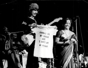 George Harrison met Lakshmi Shankar tijdens de Dark Horse tour (1974)