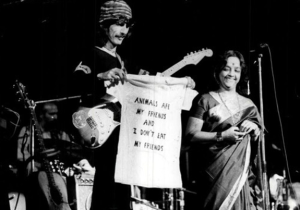 George Harrison met Lakshmi Shankar tijdens de Dark Horse tour (1974).