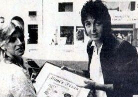 Paul en Linda McCartney met een pizzadoos van Mimi's Pizza | 5 verrassende feitjes over Paul McCartney