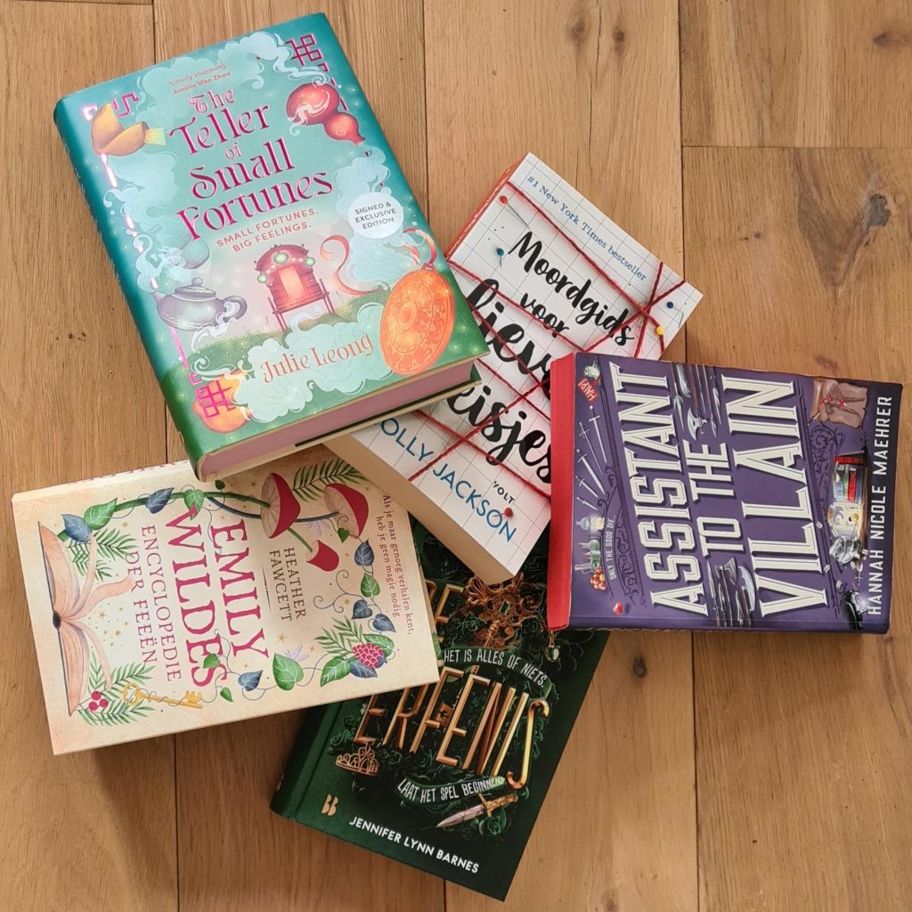 Serie? Ik dacht dat het een standalone was! 5 boeken op een houten vloer.