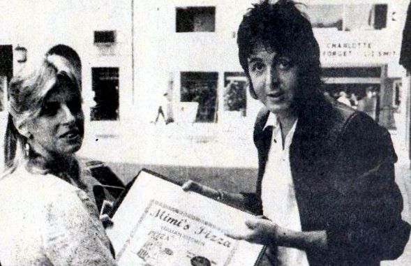 Paul en Linda McCartney met een pizzadoos van Mimi's Pizza | 5 verrassende feitjes over Paul McCartney