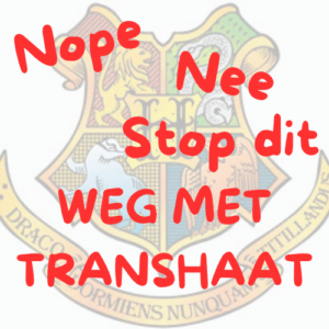 Het logo van Zweinstein van Harry Potter is vervaagd met daaroverheen in rode letters de tekst: nope,nee, stop dit, weg met transhaat